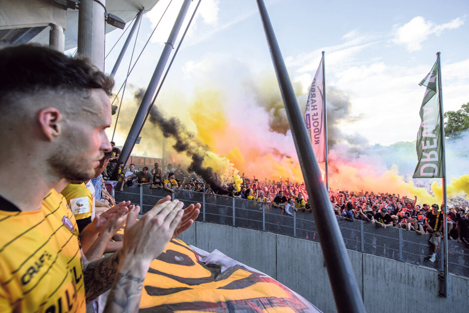 Völlig ergriffen stand Patrick Schmidt am Sonntag mit seinen Mannschaftskollegen am Stadion und verfolgte, was die Fans dort abzogen. "Ohne Worte" war der 26-Jähriger begeistert.
