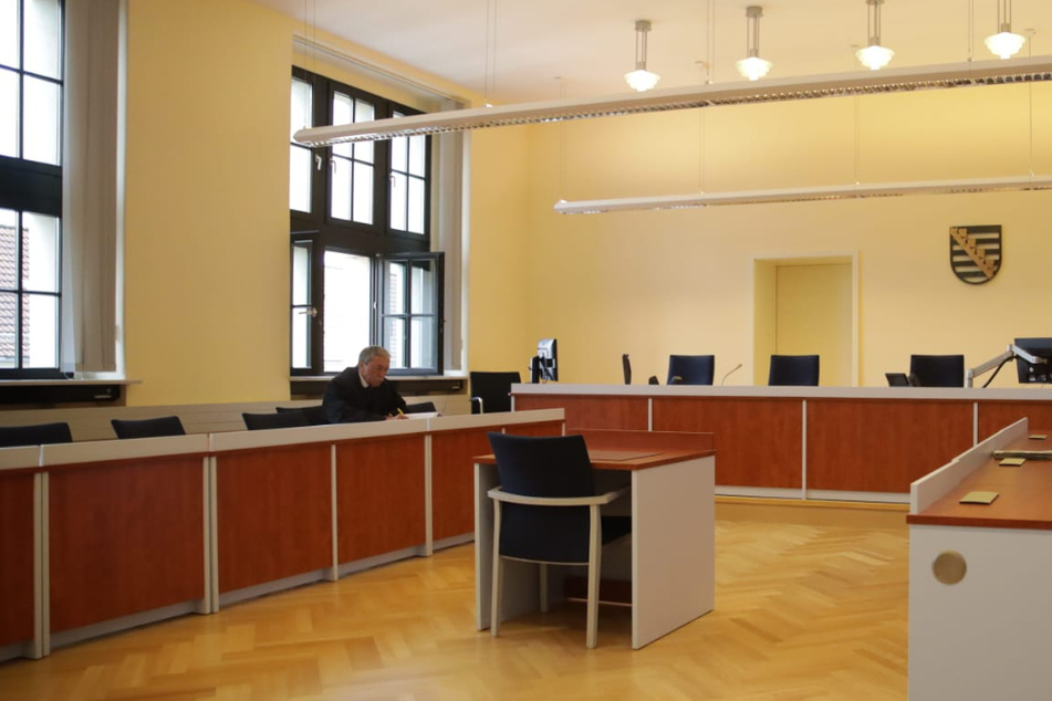 Der Stuhl neben Rechtsanwalt Uwe Sabel im Amtsgericht Leipzig blieb am Donnerstag leer.