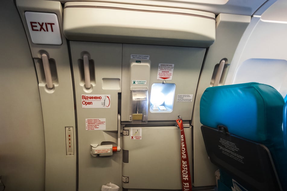 Der Passagier forderte immer wieder, dass die Tür des Flugzeugs geöffnet wird. (Symbolbild)