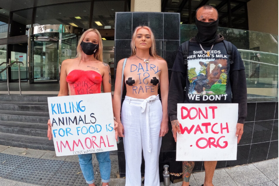 Tash (Mitte) protestiert mit ihren Freunden vor einem Supermarkt - "Milchprodukte sind Vergewaltigung", steht auf ihrem Körper.