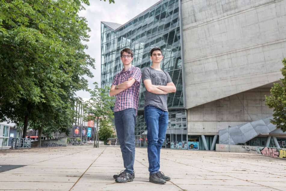 Beton und wenig Grün am Kristallpalast: Das wollen die Beiräte Tom Fabian Knebel (22, l.) und Jonathan Gut (22, beide Grüne) ändern.