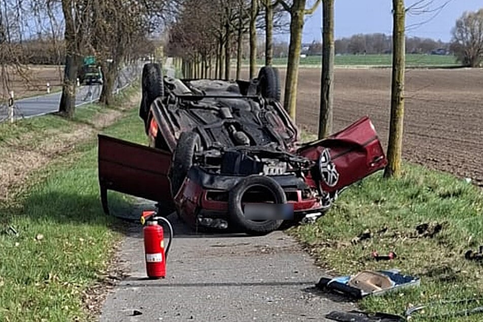Der VW Golf kam auf dem Dach zum Stehen.