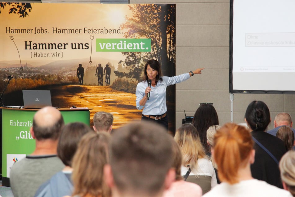 Kurzvorträge liefern kompakte Infos zu Studiengängen und Karrierewegen.