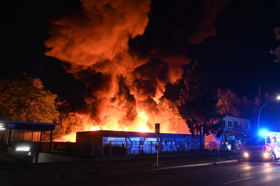 In Berlin-Reinickendorf brannte es auf einem Firmengelände.