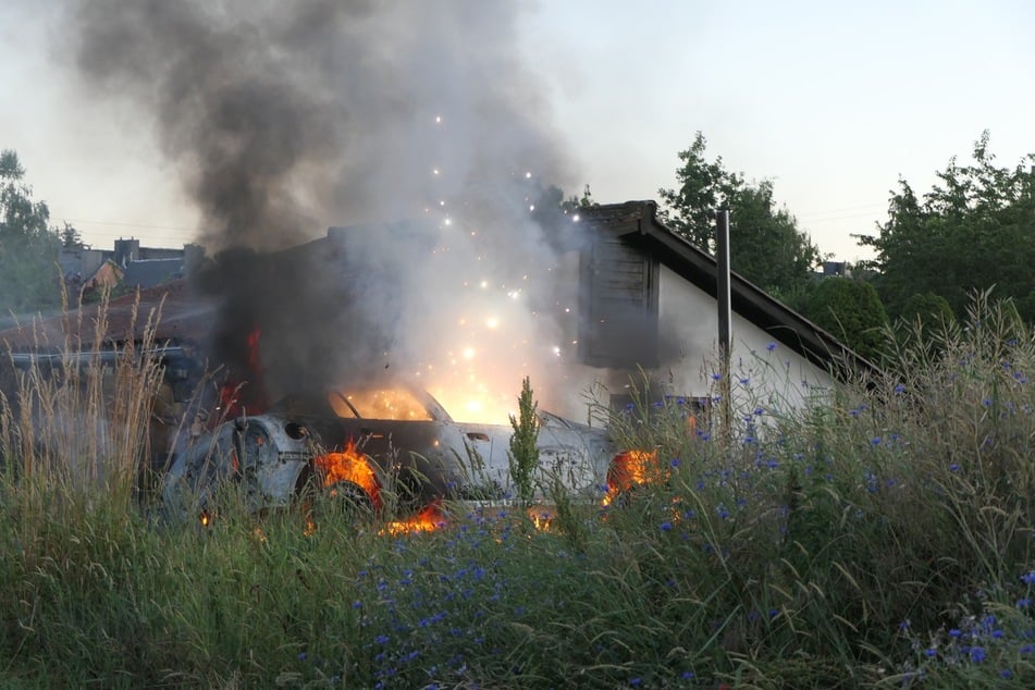 Funken sprühten, als das Auto in Flammen aufging.