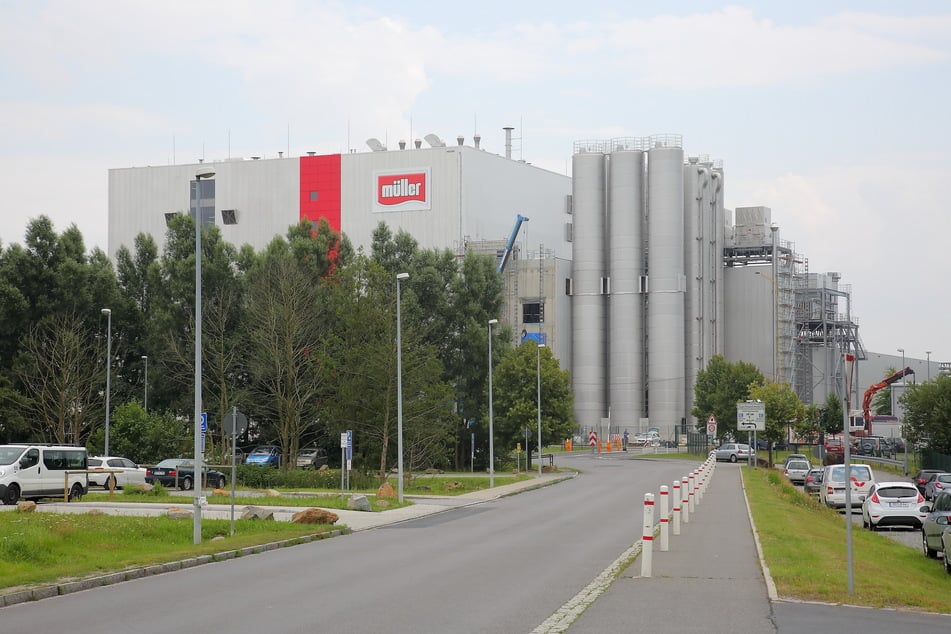 Sachsenmilch gehört zur Unternehmensgruppe Theo Müller. Die Sauermilchkäserei und der Bereich Mozzarella am Standort Leppersdorf sind von der Schließung nicht betroffen, hieß es.