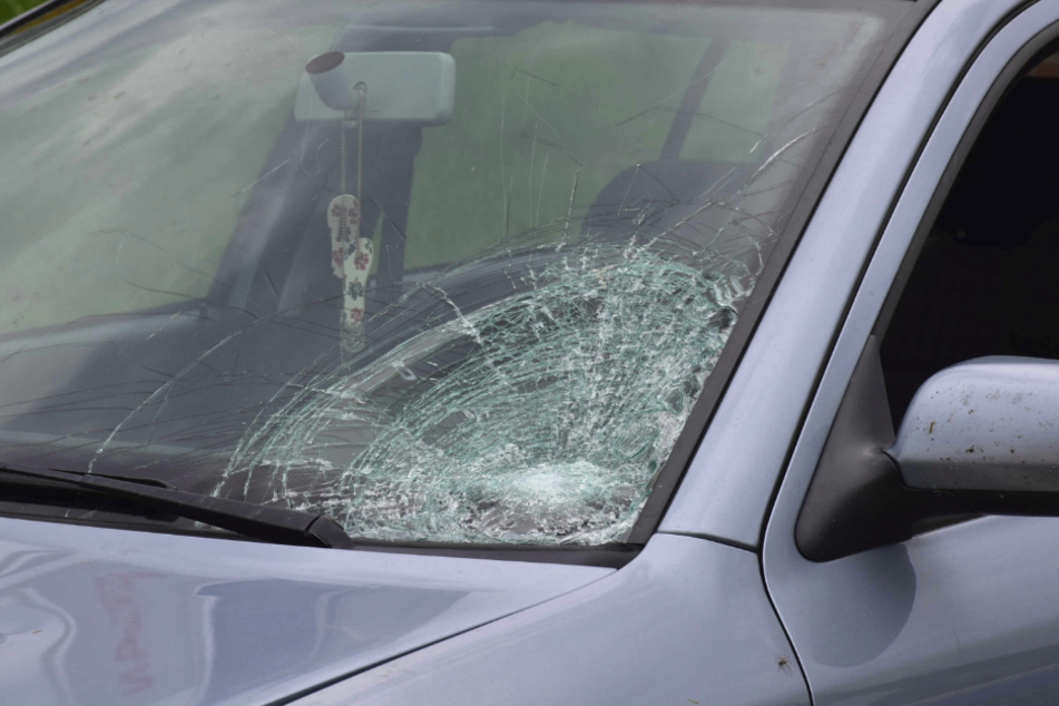 Die zersplitterte Windschutzscheibe des Skoda nach dem Unfall.