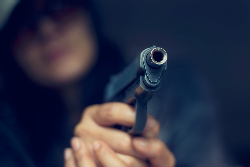 Ein 58-Jähriger richtete am Samstagabend im Frankenberger Ortsteil Dittersbach eine Waffe auf die Polizei (Symbolbild).
