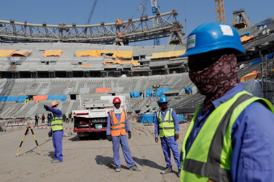 Bauarbeiter arbeiten am Lusail-Stadion, einem der Stadien der WM 2022. Die Arbeitsverhältnisse in Katar sollen katastrophal sein.