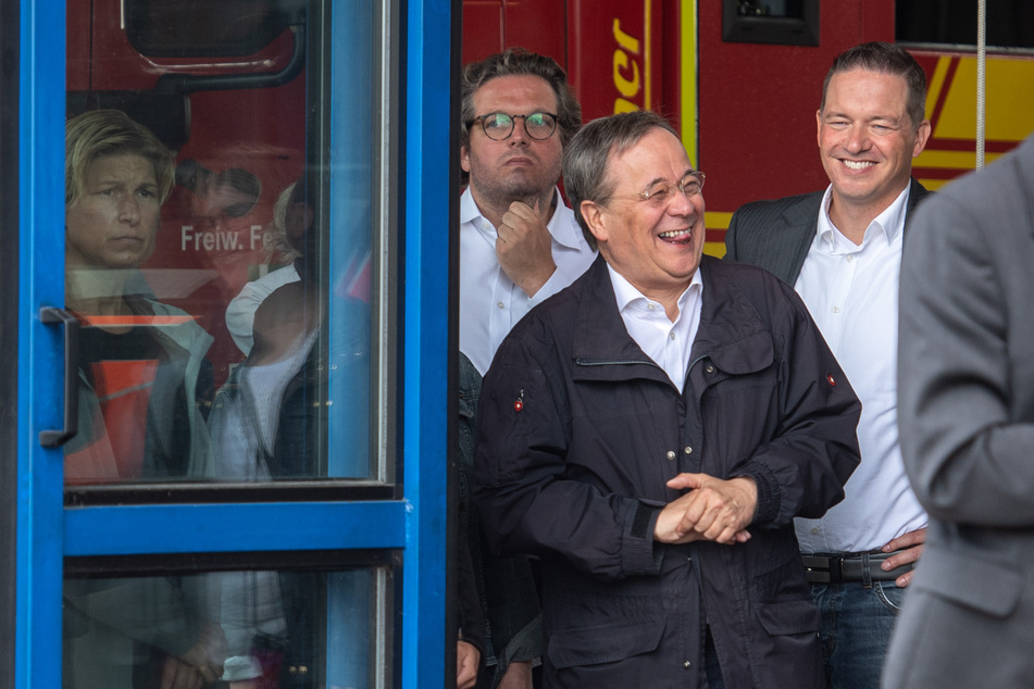 Armin Laschet (60, CDU, M.) scherzt während einer Rede von Bundespräsident Frank-Walter Steinmeier (65, SPD) am 17. Juli 2021 mit Umstehenden.