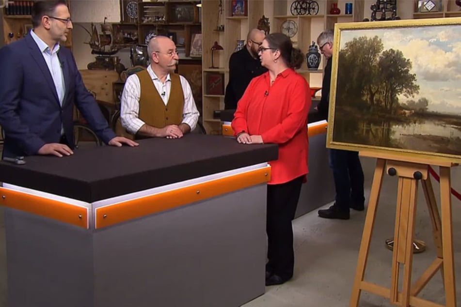 Veras Schenk (r.) aus Schifferstadt möchte bei "Bares für Rares" ein Öl-Gemälde von Fritz Halberg-Krauss verkaufen.