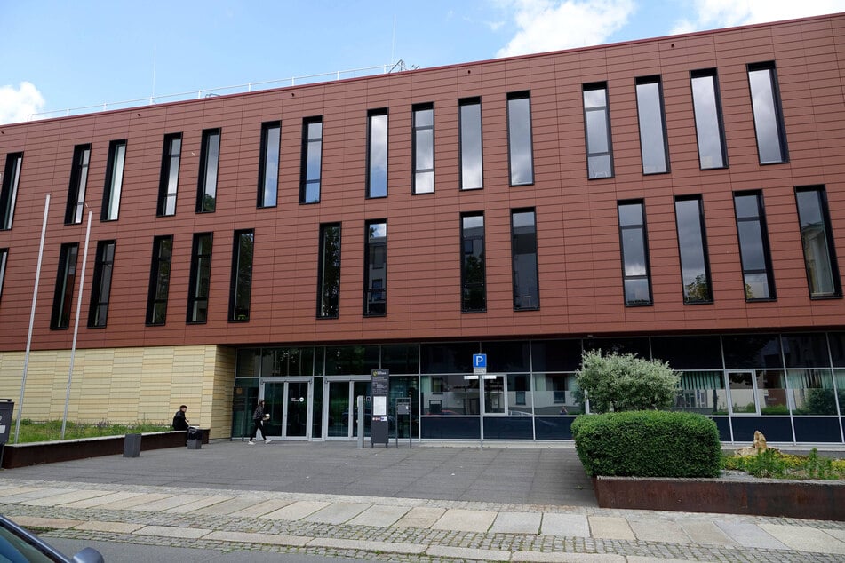 Am Chemnitzer Amtsgericht gab es am Dienstag einen kurzen Prozess - weil der Angeklagte fernblieb.