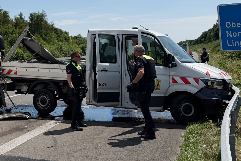 Der Transporter der Arbeiter blockiert quer die Autobahn