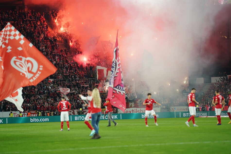 Im Kölner Fanblock zündeten Fans bereits vor Anpfiff Pyrotechnik. Auch nach der Halbzeit gab es Feuerwerk im Gästeblock.