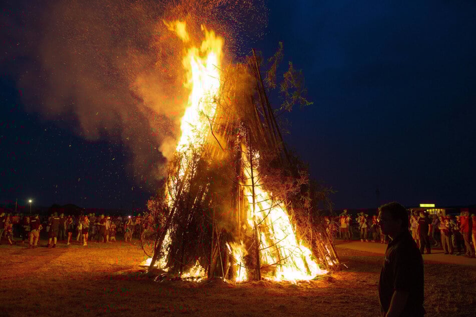 Vielerorts wird die Mittsommernacht mit einem Sonnwendfeuer gefeiert.