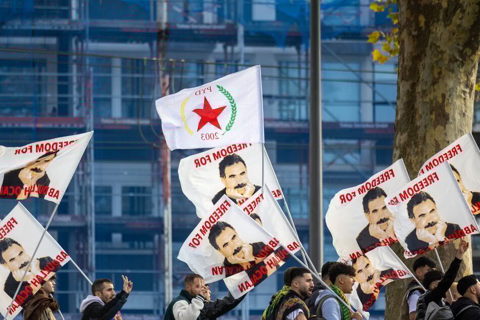 Tausende Anhänger der verbotenen Arbeiterpartei PKK zogen am Samstag durch die Kölner Innenstadt.