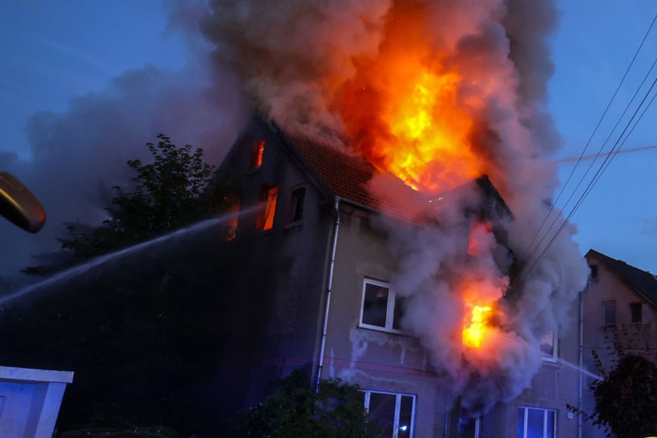 Mehrfamilienhaus steht in Flammen: Tatverdächtiger stört Löscharbeiten