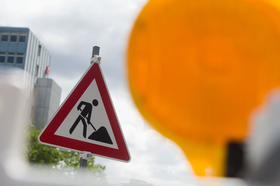 Achtung Baustelle: Für Autofahrer, Fußgänger und Radfahrer gibt es dadurch Einschränkungen zu beachten. (Symbolbild)