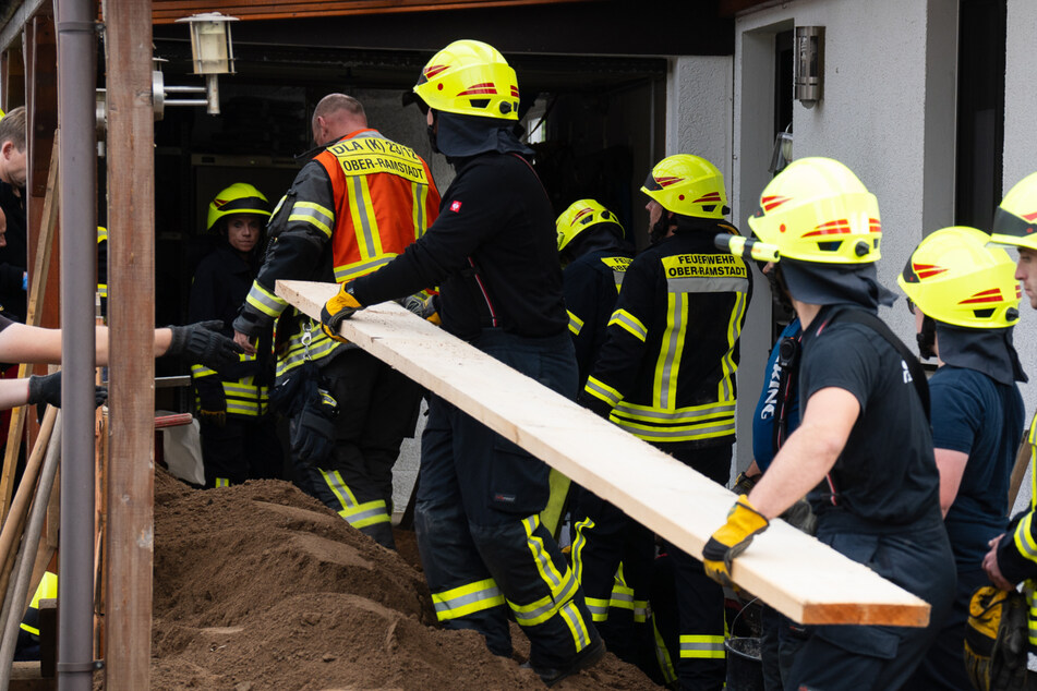 Baustellendrama in Südhessen: Arbeiter wird in Grube verschüttet