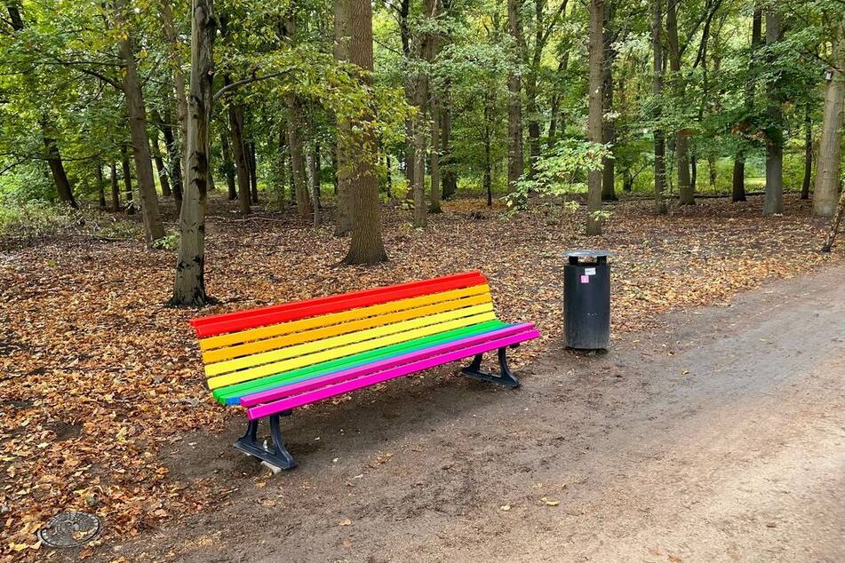 Berlin: Vandalismus-Serie reißt nicht ab: Regenbogenbank zum Gedenken an CSD-Attentat im Tiergarten erneut beschädigt