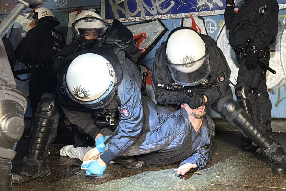 Einsatzkräfte mit Pyro beschossen! Polizei in einem Stadtteil besonders gefordert