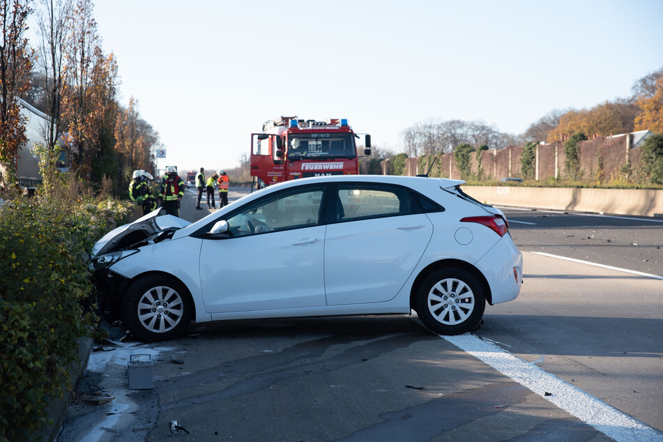 In Frechen (Rhein-Erft-Kreis) sind am Samstag drei Autos in einen schweren Unfall auf der A4 verwickelt worden.