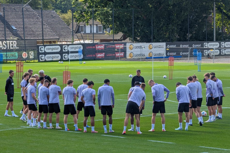 Trainer Alexander Blessin versammelte sein Team zu Beginn im Kreis.