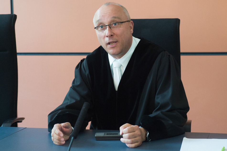 Rechtsextremistisches Gedankengut: Jens Maier (61, AfD) darf nicht mehr richten. Das Justizministerium hat nun Konsequenzen aus der "Causa Maier" gezogen.