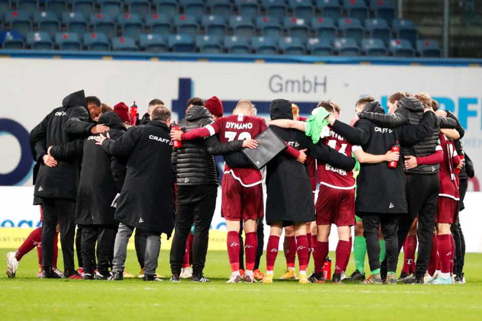 Die Dynamos genossen gemeinsam im Spielerkreis den Auswärtsderbysieg.