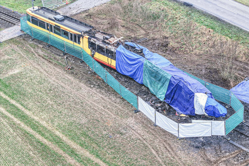 Die verunglückte Stadtbahn wurde am Dienstag zur Hälfte abgedeckt und umzäunt.