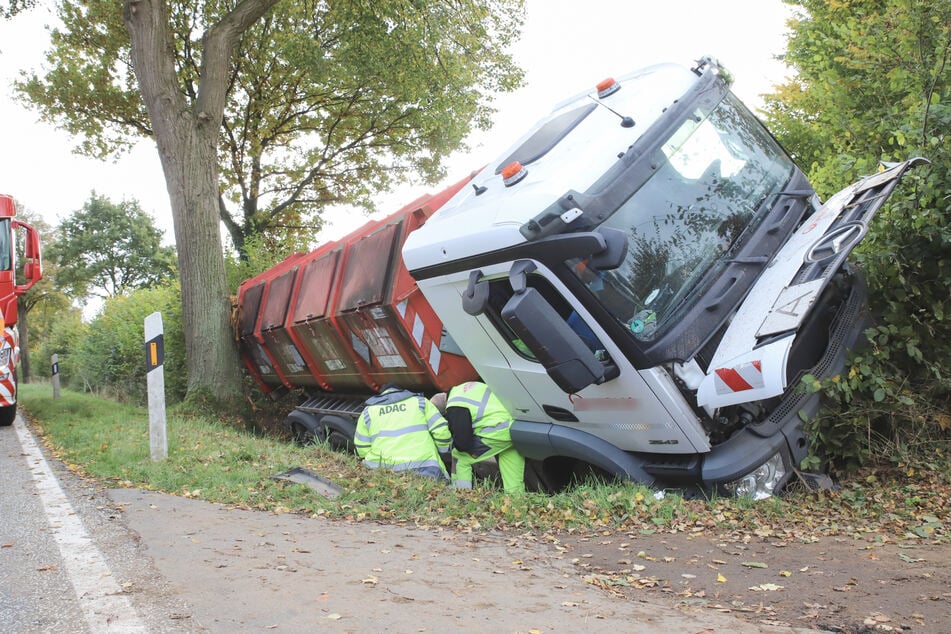Auf der B77 ist ein Lkw von der Fahrbahn abgekommen und in einem Graben gelandet.