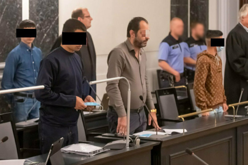 Sie wollten das schnelle Geld: Oday A. (19, l.), Wali Z. (20, 2.v.l.) und Mahdi N. (19, r.).