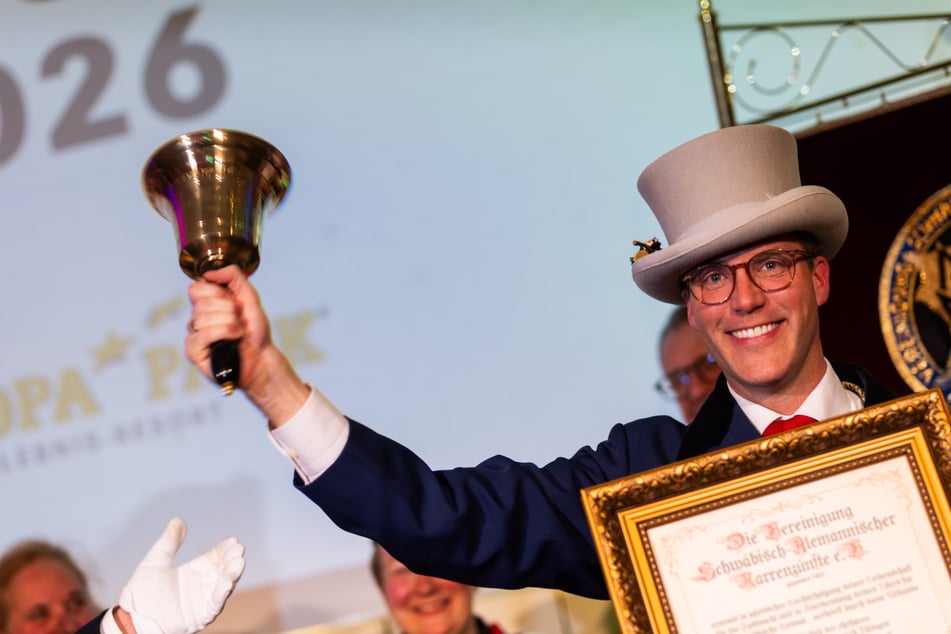 Manuel Hagel, Spitzenkandidat der CDU in Baden-Württemberg, schwingt die Goldene Narrenschelle.
