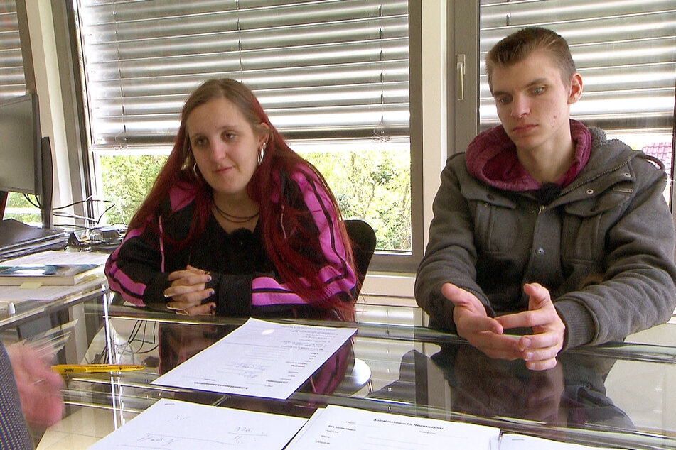 Melanie (24) und Leon (21) sind hoch verschuldet. Und erwarten ein Kind.