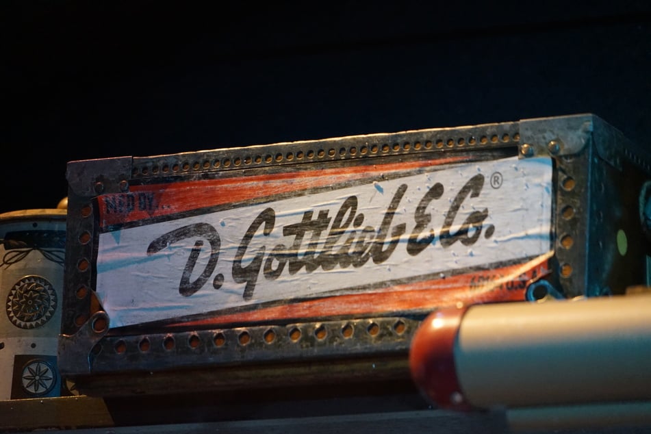 Das Set hält auch Details bereit, die im Musical selbst gar keine Rolle spielen. Dazu gehört etwa eine Verpackung der Firma Gottlieb &amp; Co., einem bekannten Flipperautomaten-Hersteller der 1940er- und 1950er-Jahre. Im Film nutzt Doc Brown Teile alter Flipperautomaten, um eine vorgetäuschte Bombe zu bauen und Terroristen zu täuschen.