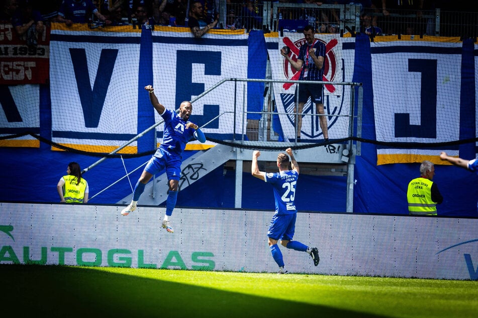Manasse Eshele (l.) und Justin Schau vom FC Carl Zeiss Jena haben allen Grund zur Freude.