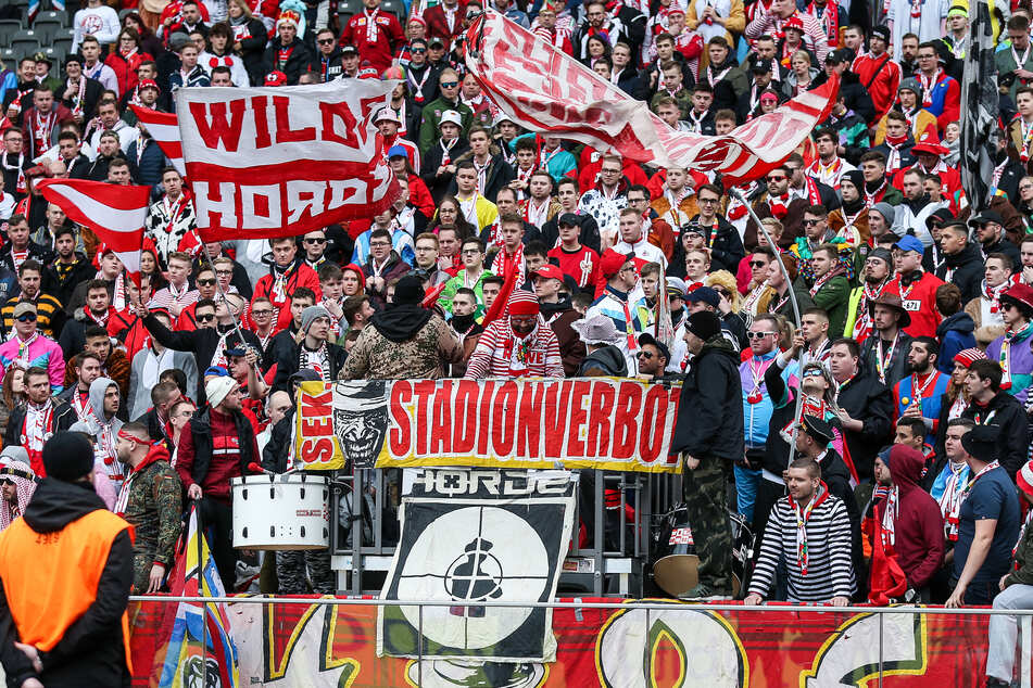 Möglicherweise werden die Fans bei Bundesligaspielen in NRW wegen des Coronavirus' bald ausgesperrt (Archivbild).