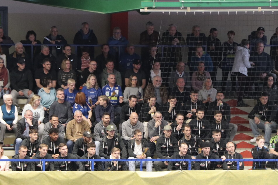 Die Fußballer des FC Erzgebirge Aue waren am Mittwoch in der Erzgebirgshalle zu Gast. Sie besuchten das Aufstiegsspiel zur 2. Liga zwischen dem EHV Aue und dem TV Emsdetten. Beim 25:25 sahen sie sehr guten Handball.