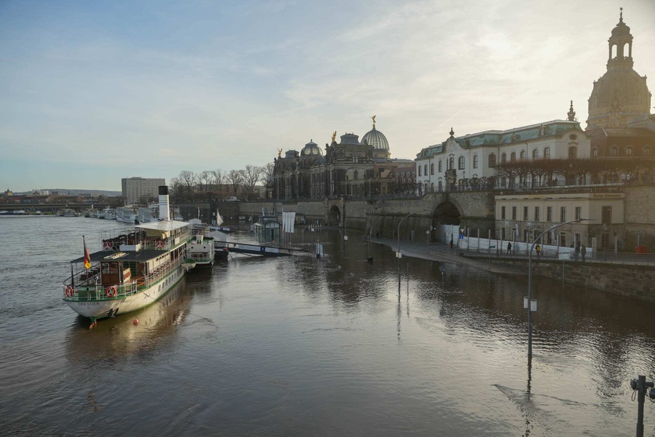 Die Hochwasserlage in Dresden spitzt sich weiter zu. Doch die Elbe steigt langsamer an, als befürchtet.