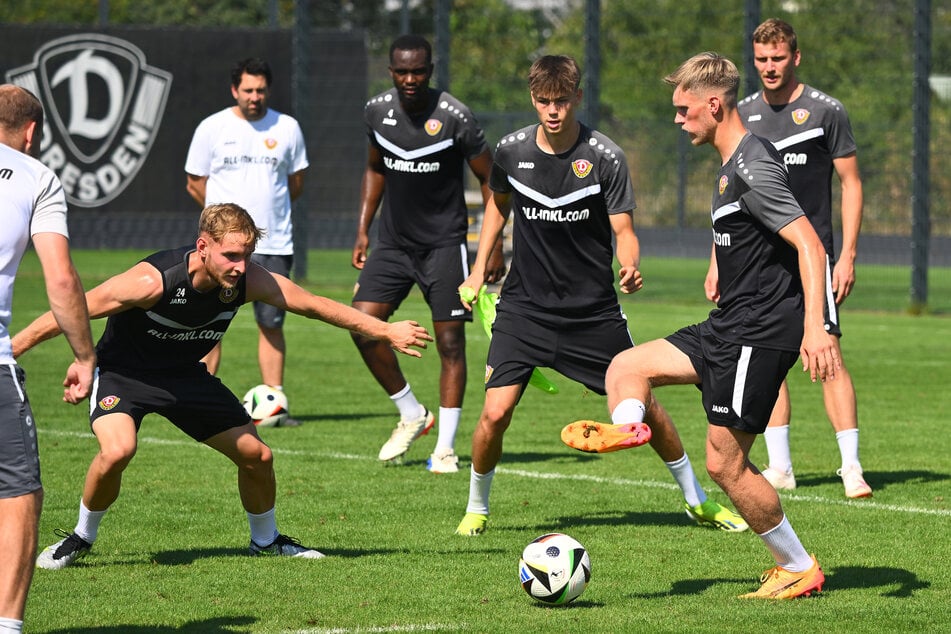 Jonas Sterner (22, r.) am Donnerstag in Aktion. Die Leihgabe kennt schon zwei der neuen Kollegen.