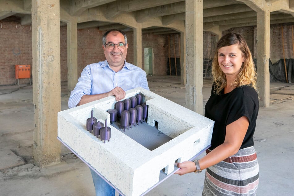 Sophia Vatterodt (29) und Francisco Arroyo-Escobar (53) mit einem Modell der künftigen Brauerei. Zu sehen sind die Gärtanks und das Sudhaus.