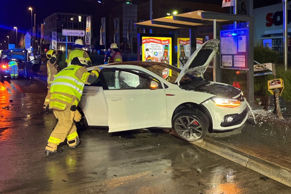 Nach dem Zusammenstoß auf der Kreuzung schleuderte die 22-Jährige mit ihrem Auto in eine Bushaltestelle.