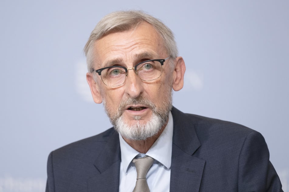 Sachsens Innenminister Armin Schuster (63, CDU).
