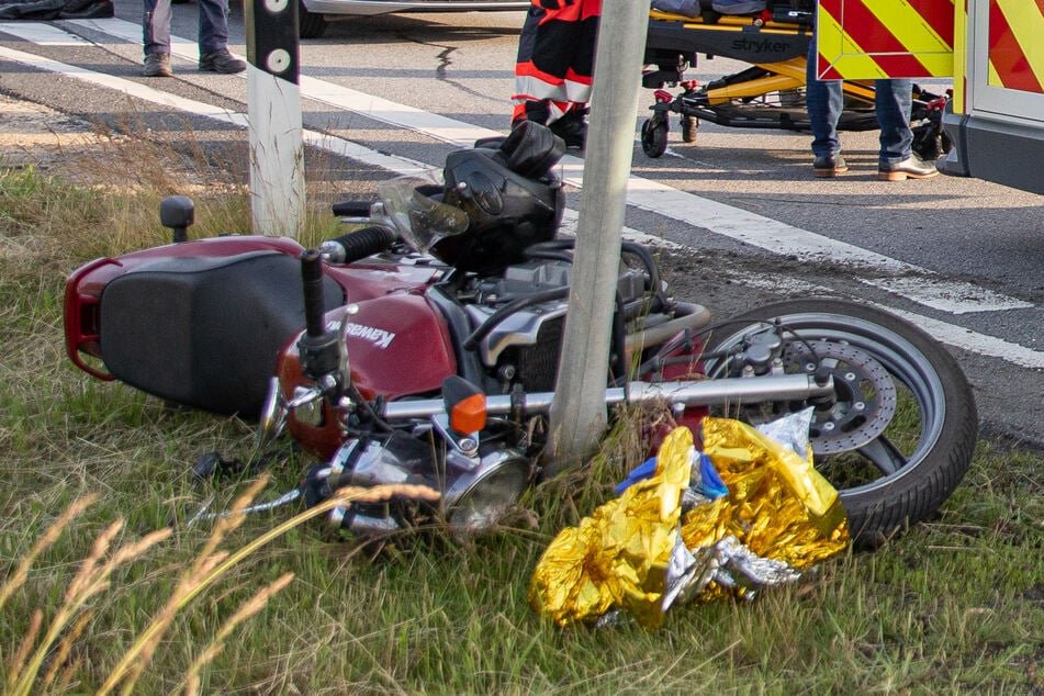 Ein Kradfahrer (63) verlor die Kontrolle über seine Maschine und krachte in ein Straßenschild an der A4 bei Burkau.