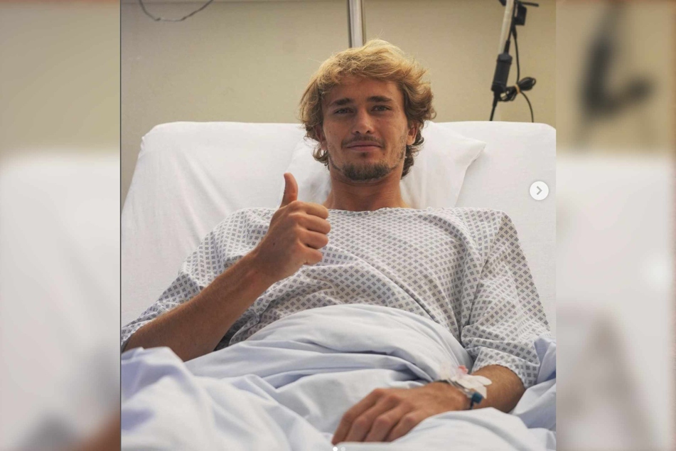 Tennis-Star Alexander Zverev (25) meldete sich nach der Operation aus dem Krankenbett.