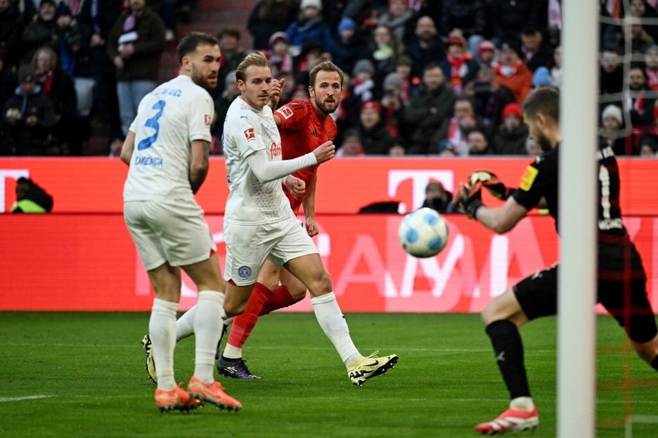 Harry Kane (M.) trifft zum 3:0 für den FC Bayern.