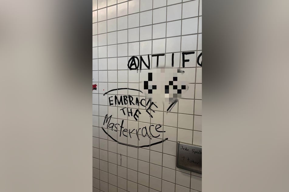 Inzwischen wurden die Schmierereien entfernt und Anzeige erstattet.