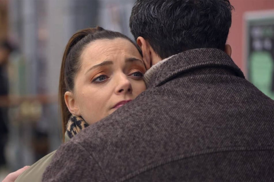 Emily und Tobias umarmen sich zum Abschied.