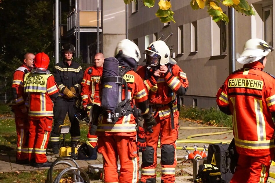 Die Kameraden der Feuerwehr konnten ein Übergreifen der Flammen auf das weitere Gebäude verhindern.