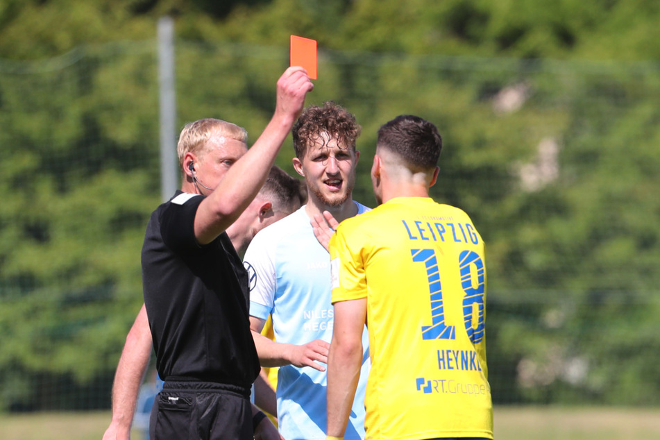 Lok-Spieler Leon Heynke (r.) sah in der 73. Minute die Gelb-Rote Karte von Schiedsrichter Jens Klemm (l.). Leipzig musste in Unterzahl weiterkämpfen und tat dies auch!